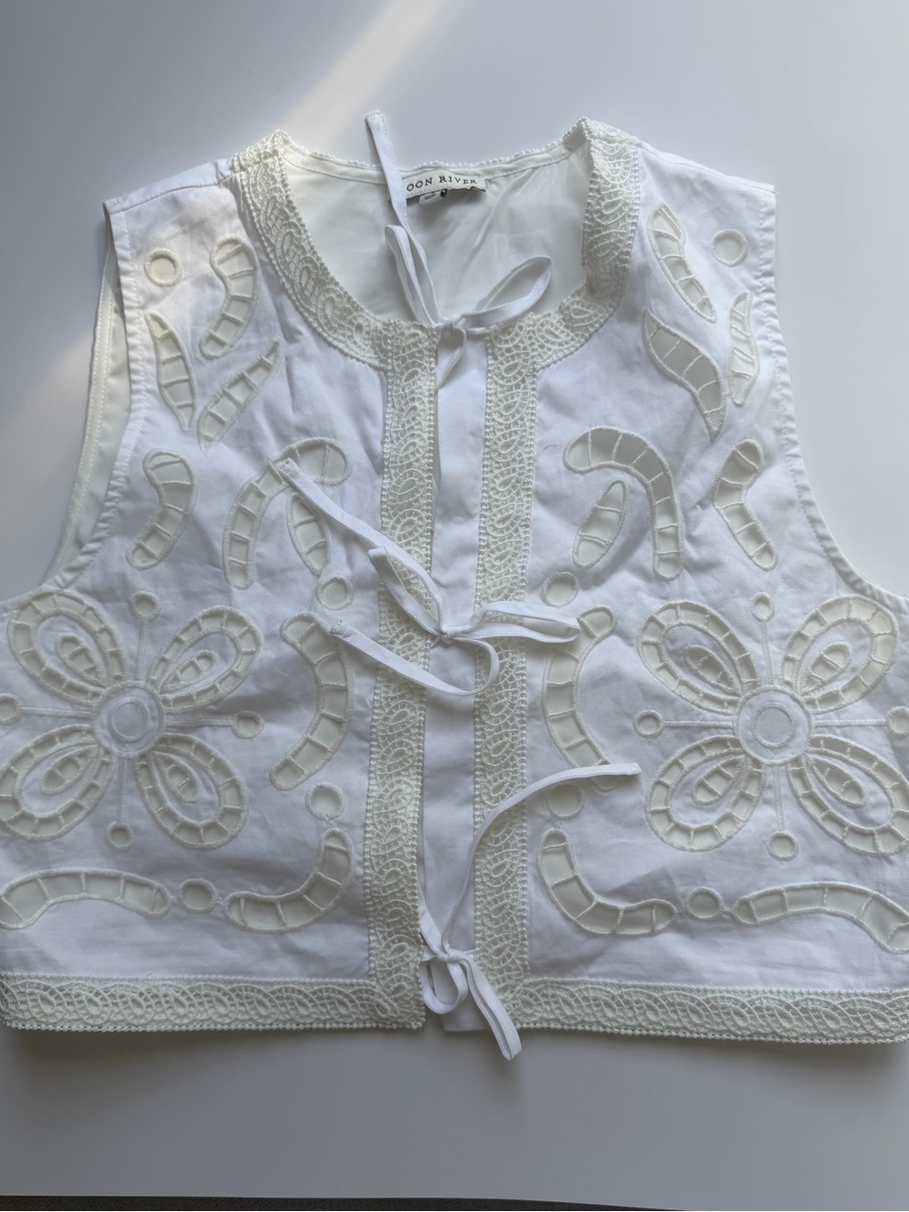 Moon River White Embroidered Lace Tie Front Vest Boho Cottagecore - Picture 2 of 8